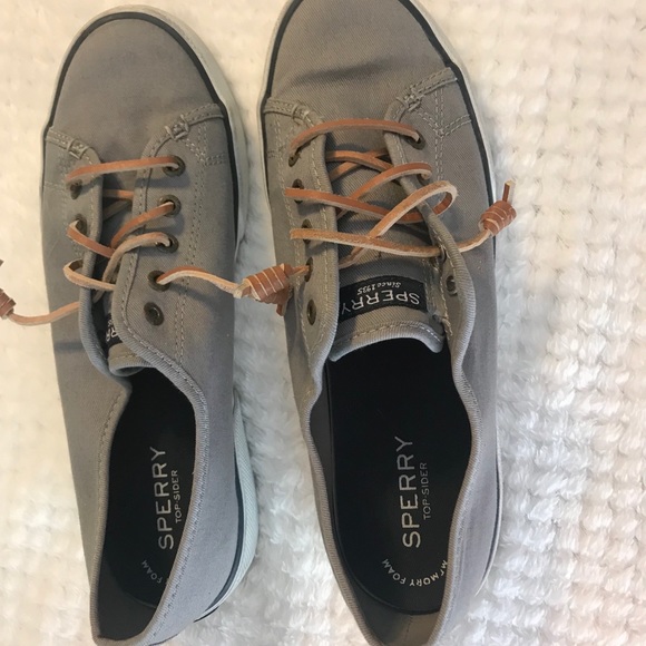 women's crest vibe sneaker